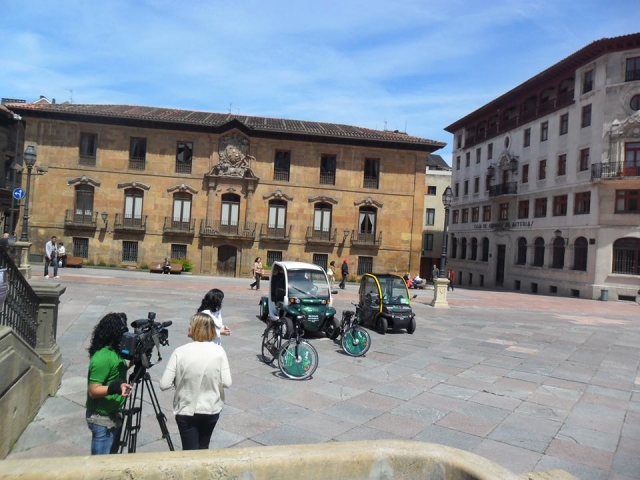 dos bicicletas junto a dos coches electricos en oviedo